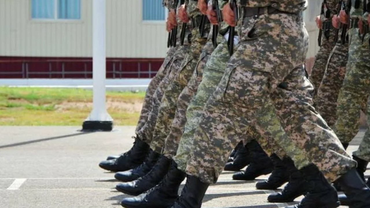 Ноги солдата. Строевой шаг в армии. Солдатский шаг. Шаг (армия). Солдаты маршируют ноги.