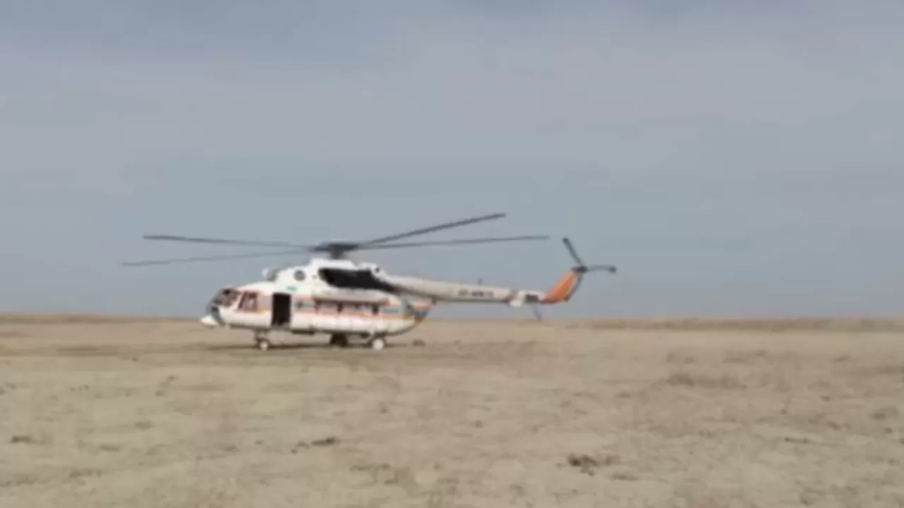 Вертолет 14 раз сливал воду на горящий камыш в Атырауской области
