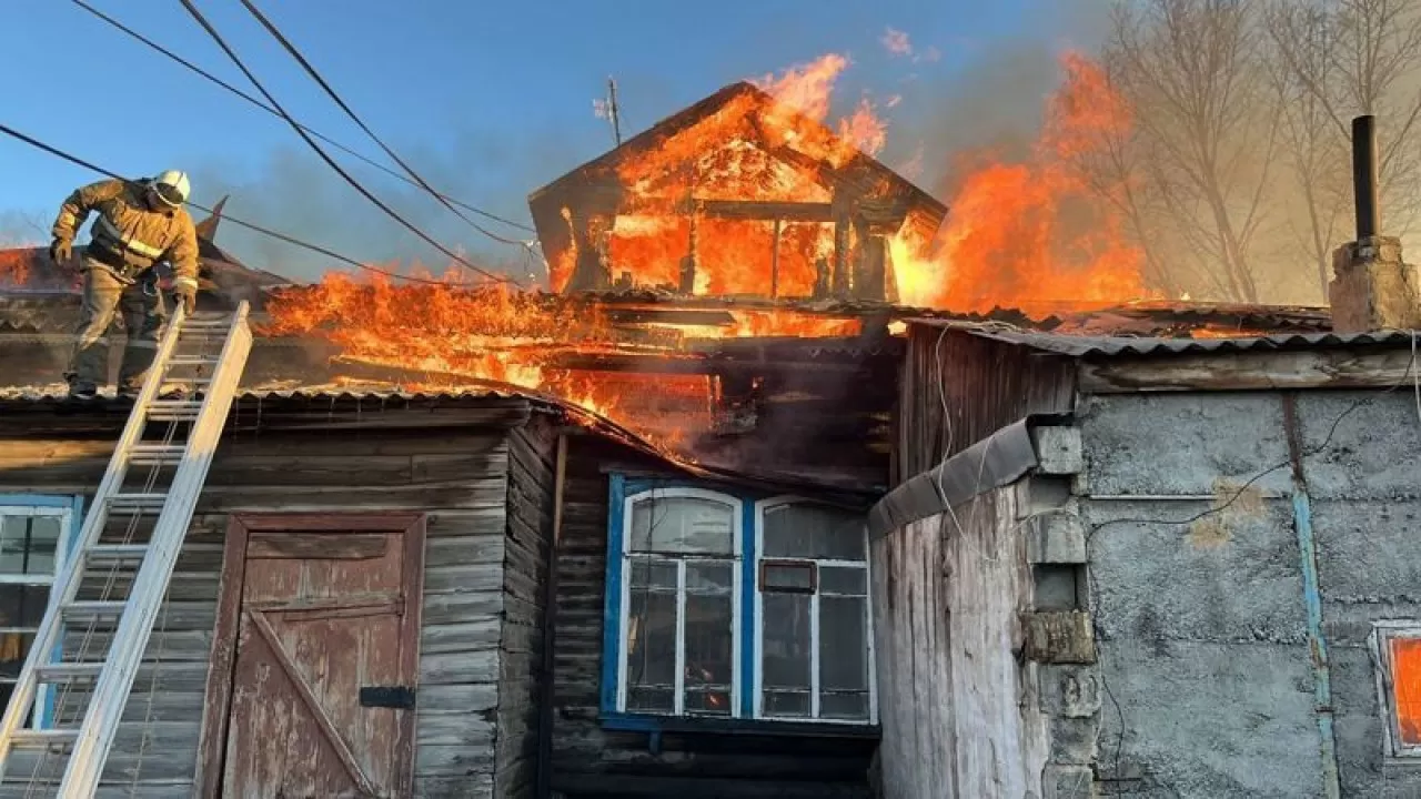 Қарқаралыда 150 жылдан бері тұрған ағаш үй өртеніп кетті