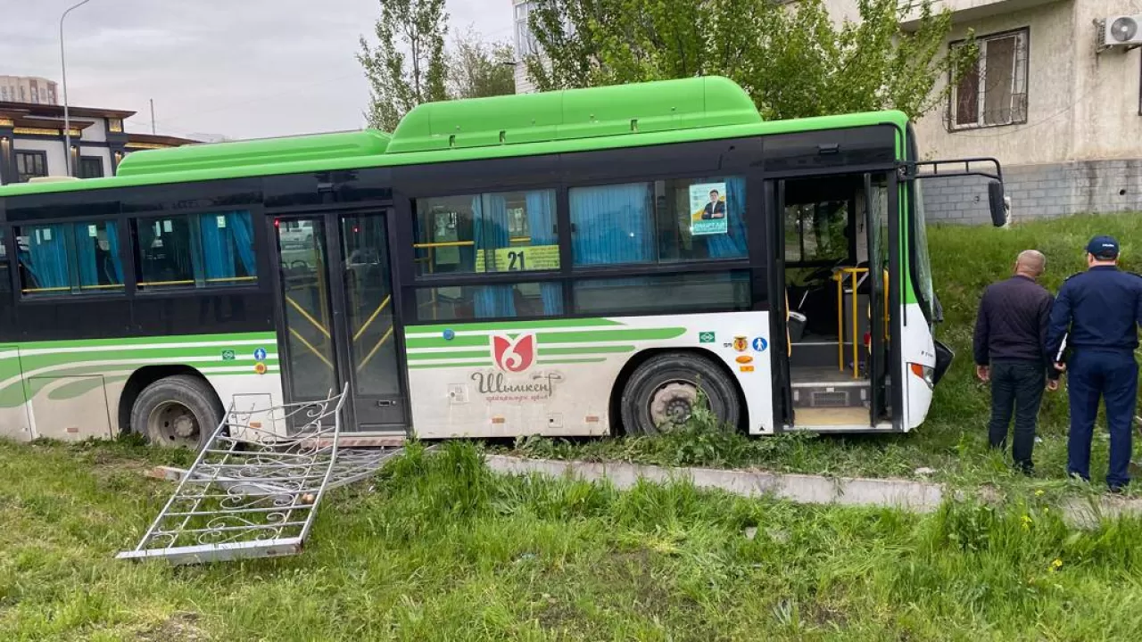 В Шымкенте автобус без водителя сбил шесть человек