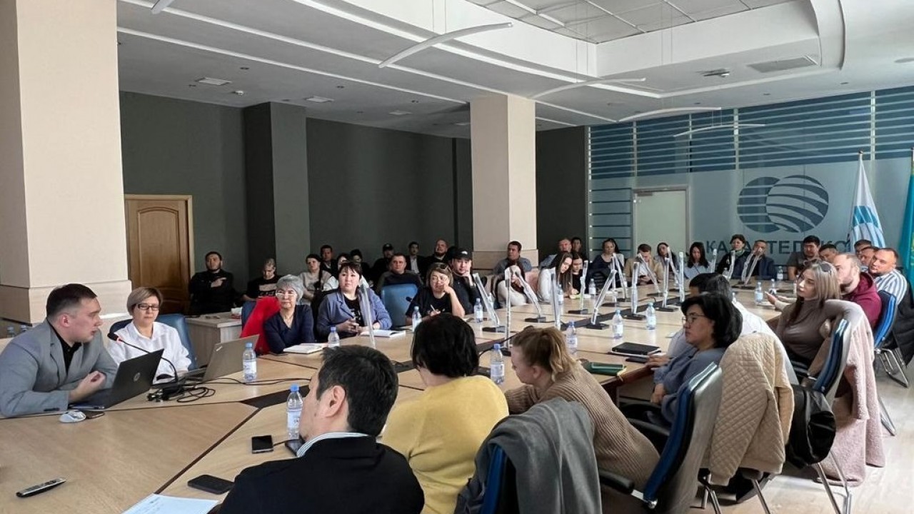 команда инженеров. совещание инженеров. платформа эйтингона. работник офиса. офис с сотрудниками.