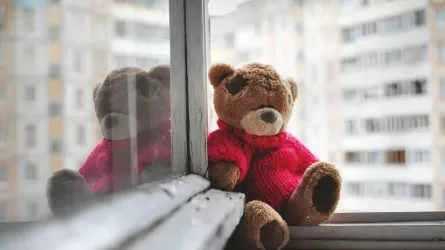 Девочка выпала из окна пятого этажа в Павлодарской области