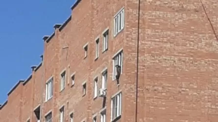 Женщина повисла на балконе в Усть-Каменогорске