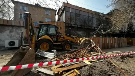 В центре Алматы сносят кафе и "летник"