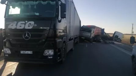 Казахстанские грузовики попали в ДТП в России