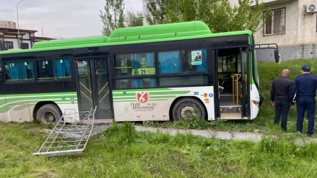 В Шымкенте автобус без водителя сбил шесть человек