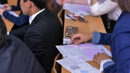 В Казахстане разрешат на ЕНТ использовать бумажную версию таблицы Менделеева