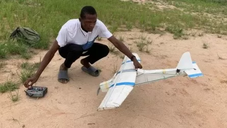 Африканец собрал самолет из мусора