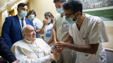 "Еще живой": папу римского выписали из больницы