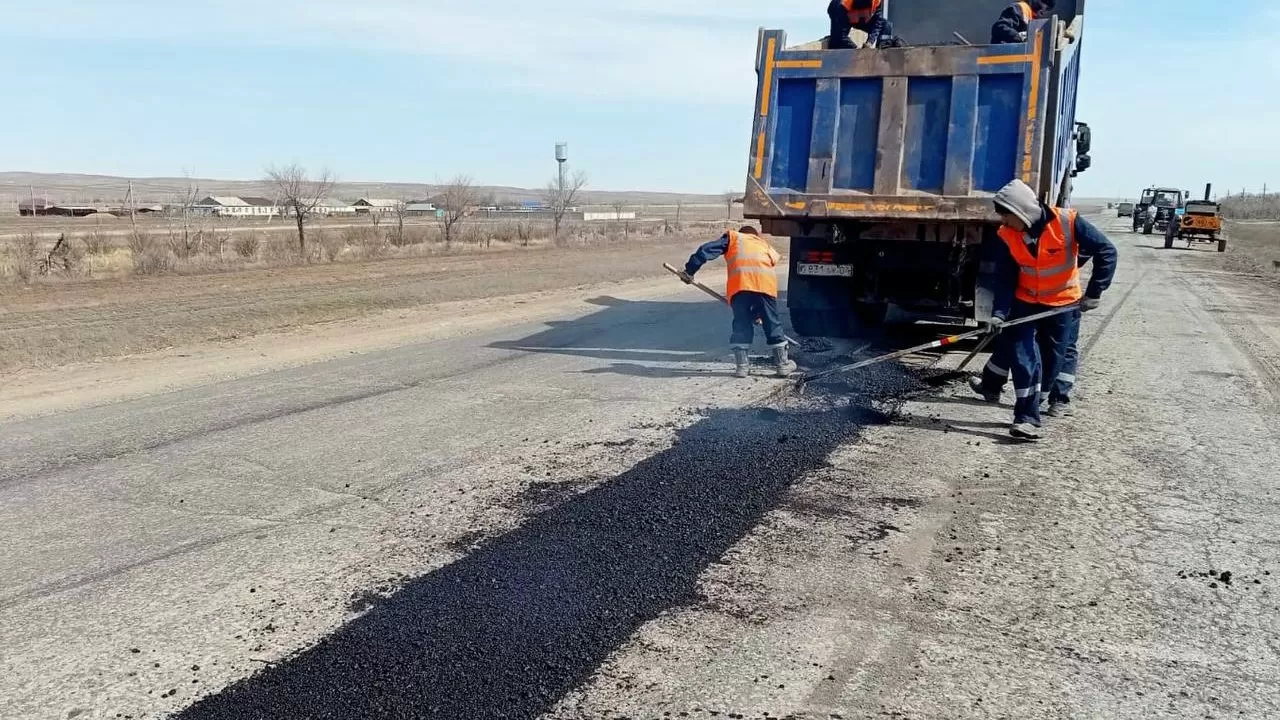 "Ақтөбе – Қарабұтақ" республикалық тас жолының шұңқырлары жамалып жатыр 