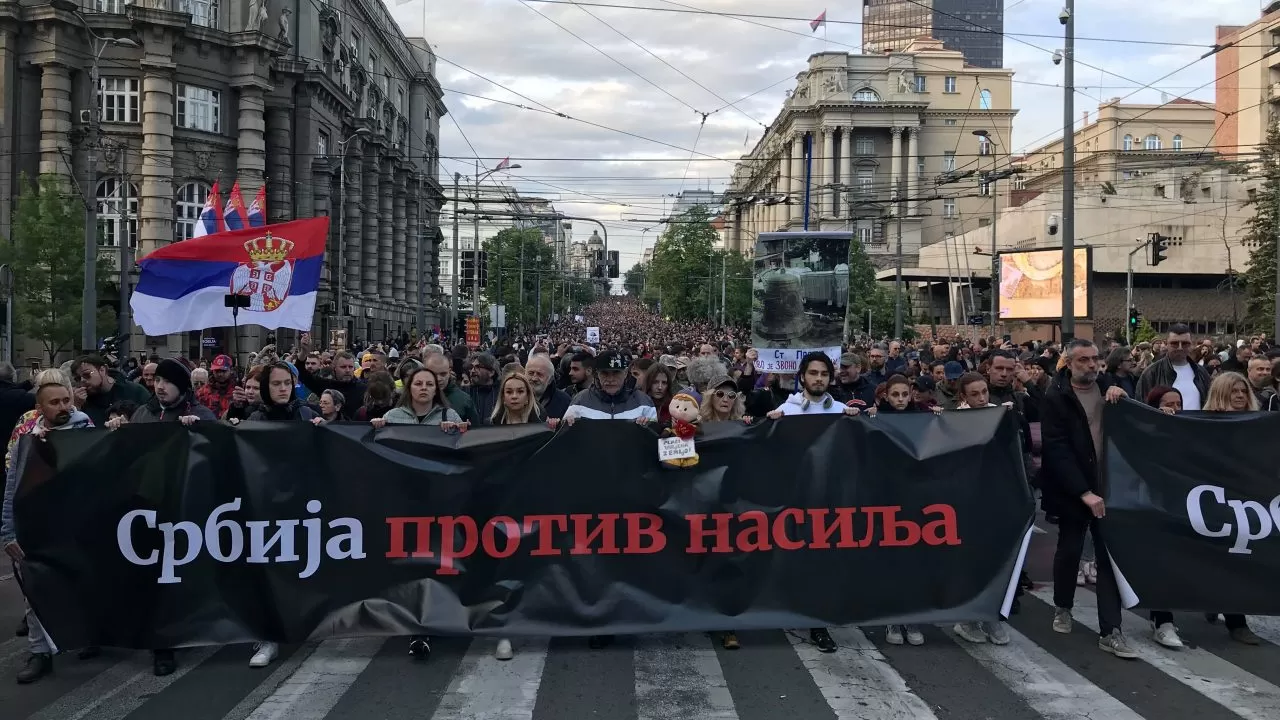 Многотысячная акция "против насилия" снова прошла в Белграде