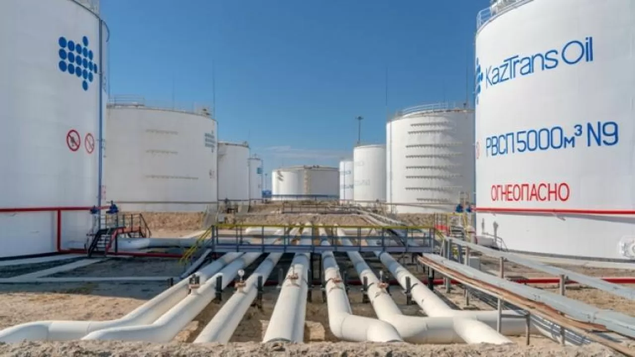 Казахстанская компания продлила договор на транзит российской нефти в Китай
