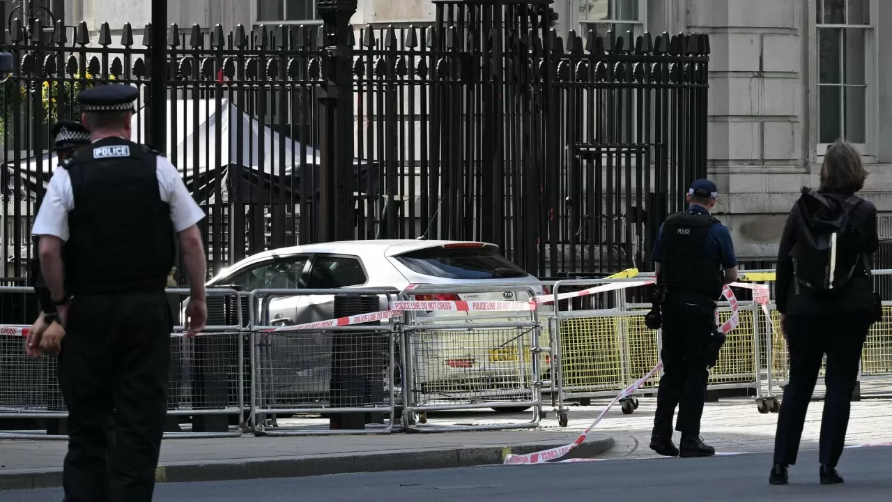 Автомобиль врезался в ворота резиденции премьера Великобритании 
