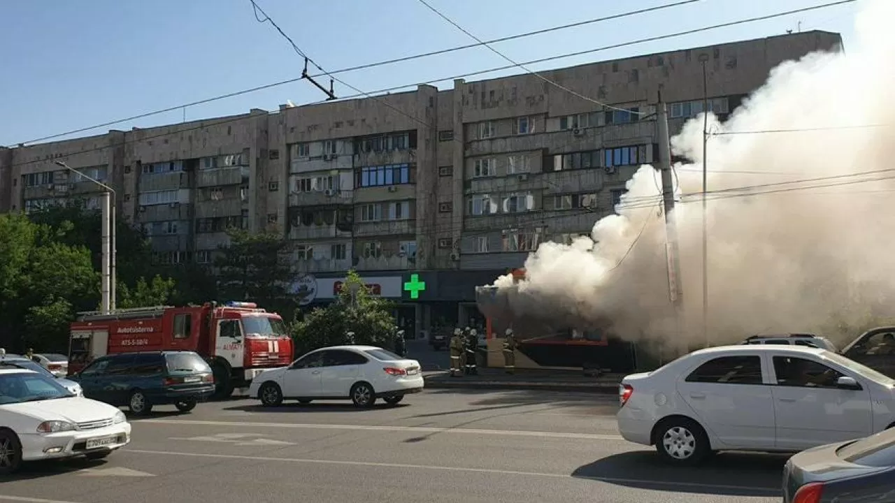 В Алматы загорелся киоск по продаже бургеров