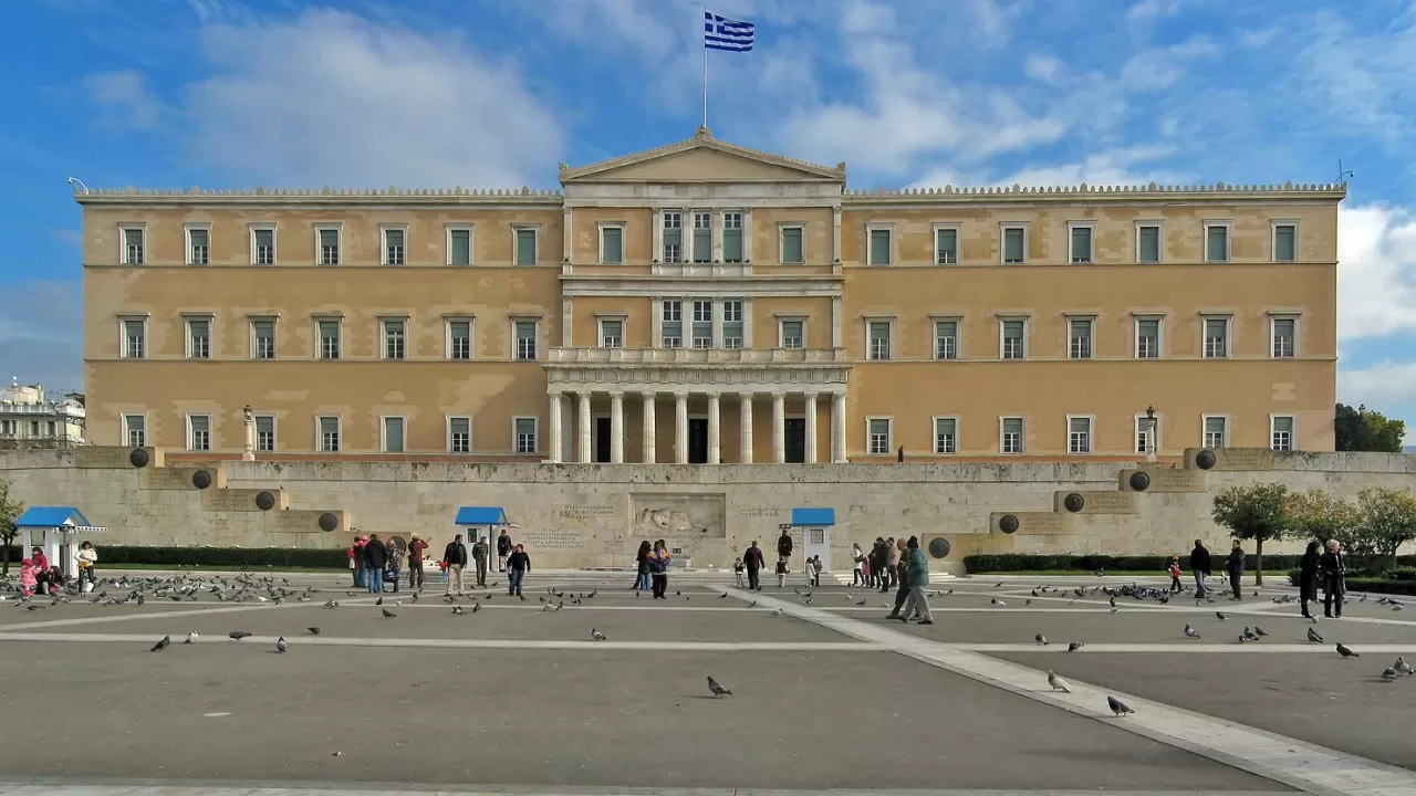 В Греции временное правительство приняло присягу