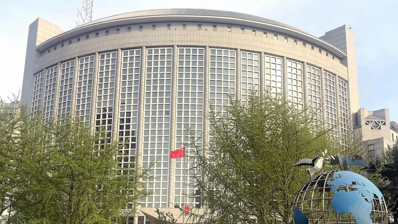 Демонтировать знаки поддержки Украины просит КНР посольства в Пекине