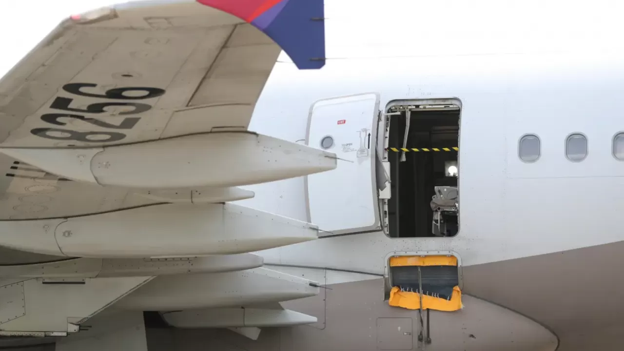 Открывшему дверь в самолете пассажиру грозит 10 лет тюрьмы