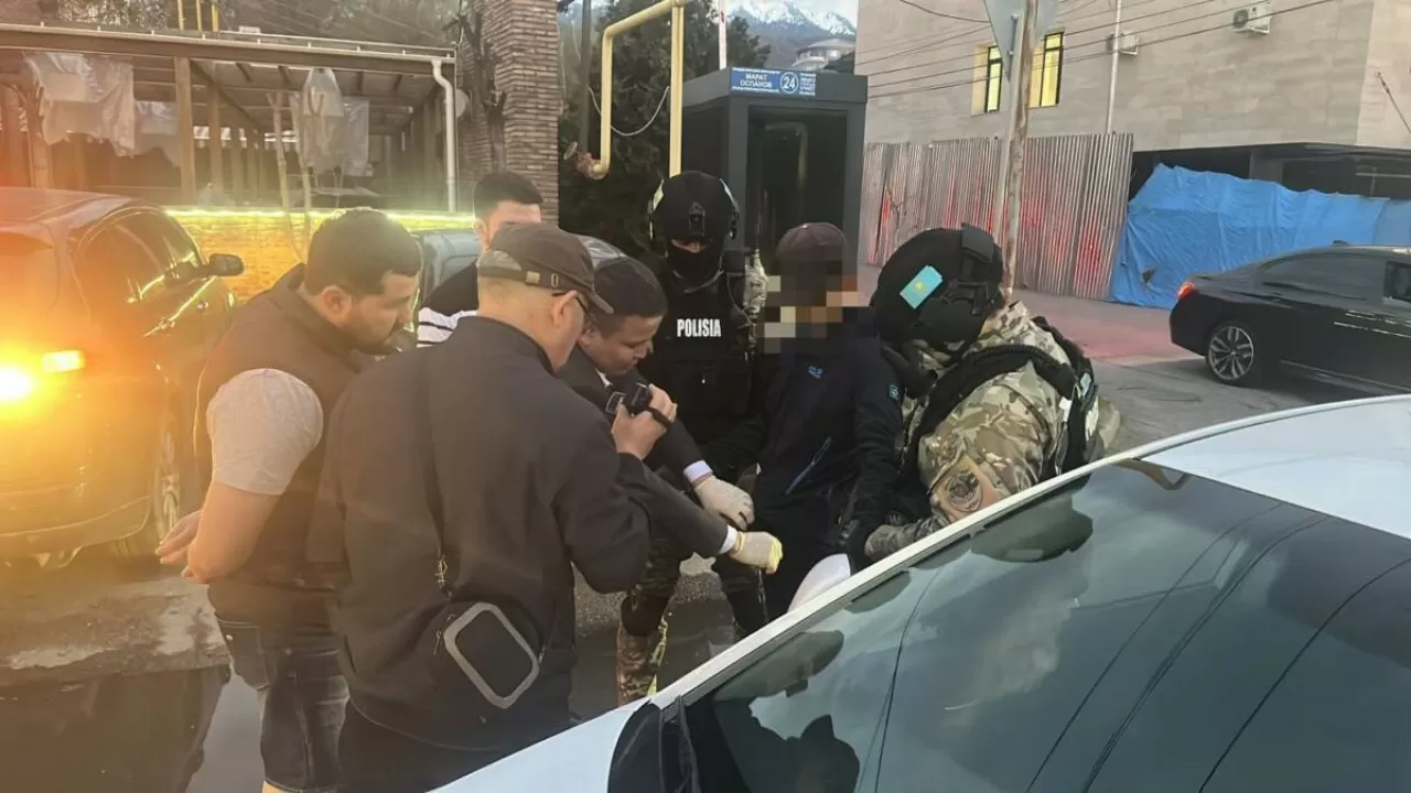 Автомат Калашникова и наркотики нашли у жителя Алматы