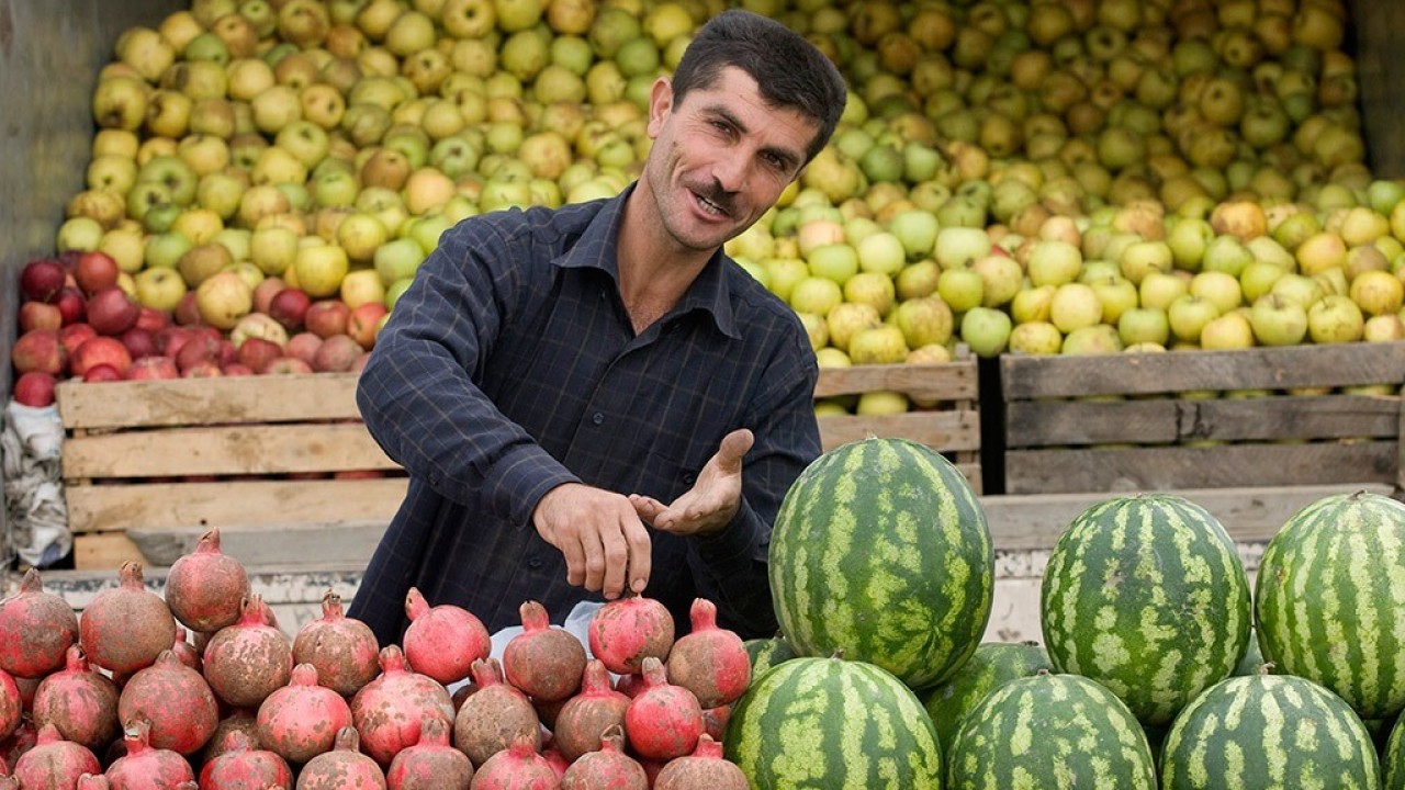 Таджик на рынке. Торговец на рынке. Продавец фруктов. Азербайджанцы на рынке. Азербайджанские арбузы.
