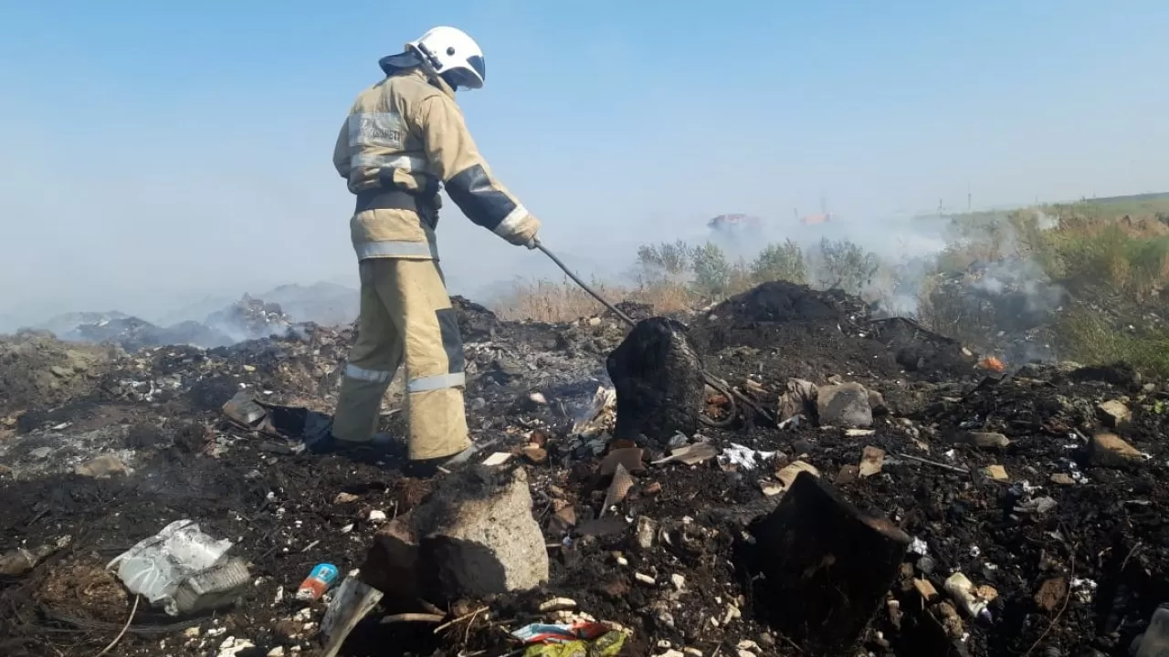 Орал қоқыс полигонындағы өрт төртінші күн сөндіріліп жатыр