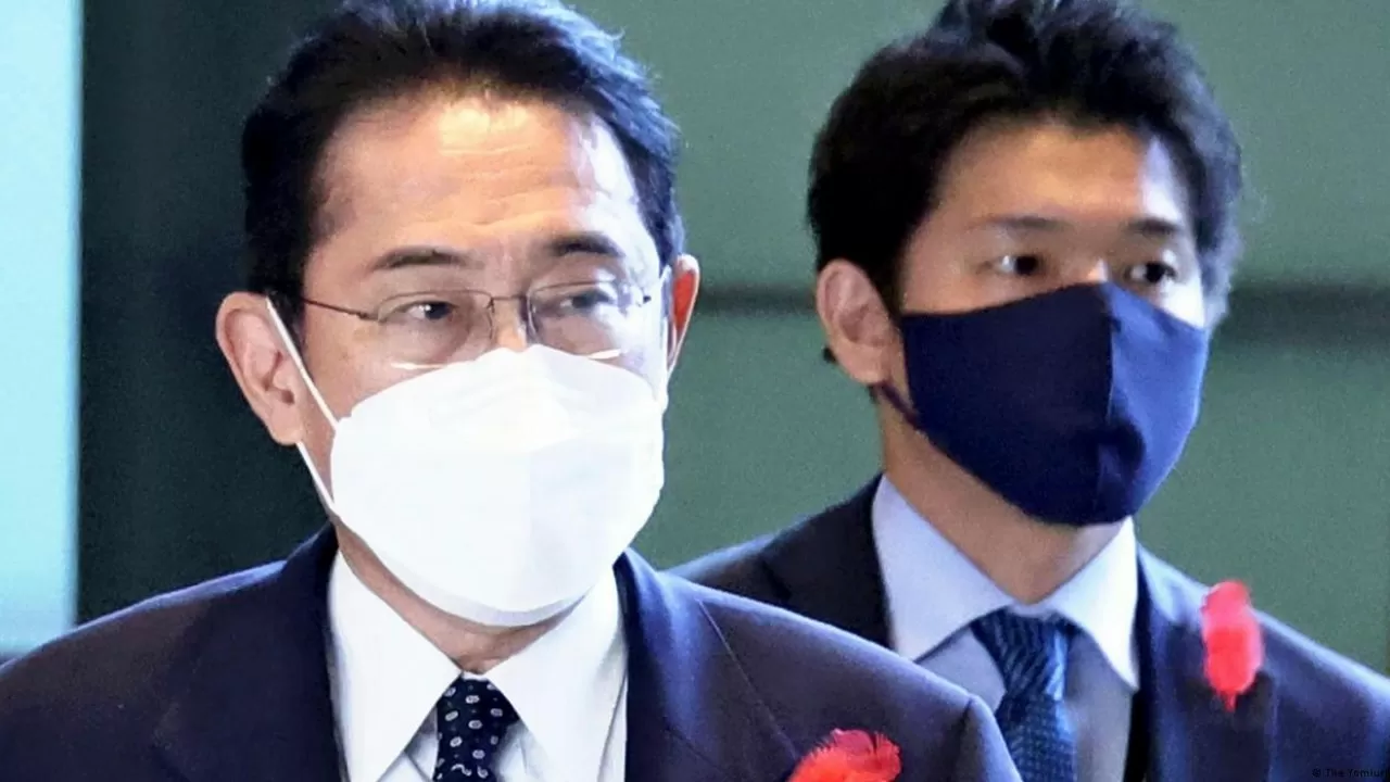 Уволил сына после скандала на вечеринке премьер-министр Японии