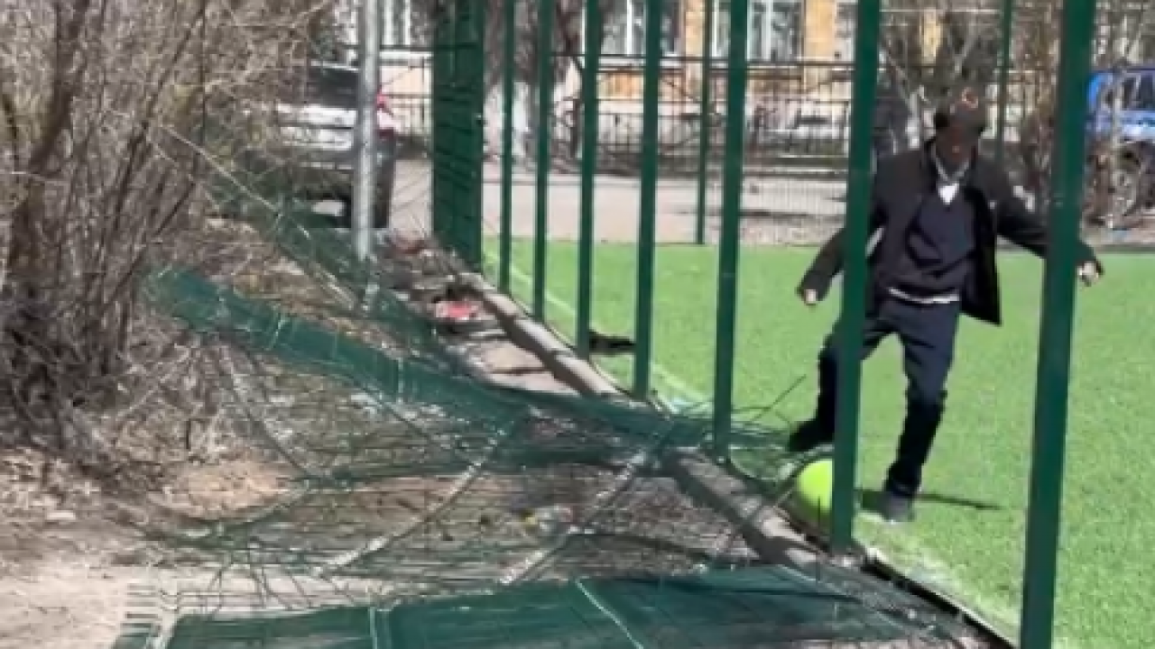 На мальчика упали футбольные ворота. Мальчик на которого упали ворота. Футбольные ворота в деревне. Калитка упала. Мальчик на которого упали ворота.