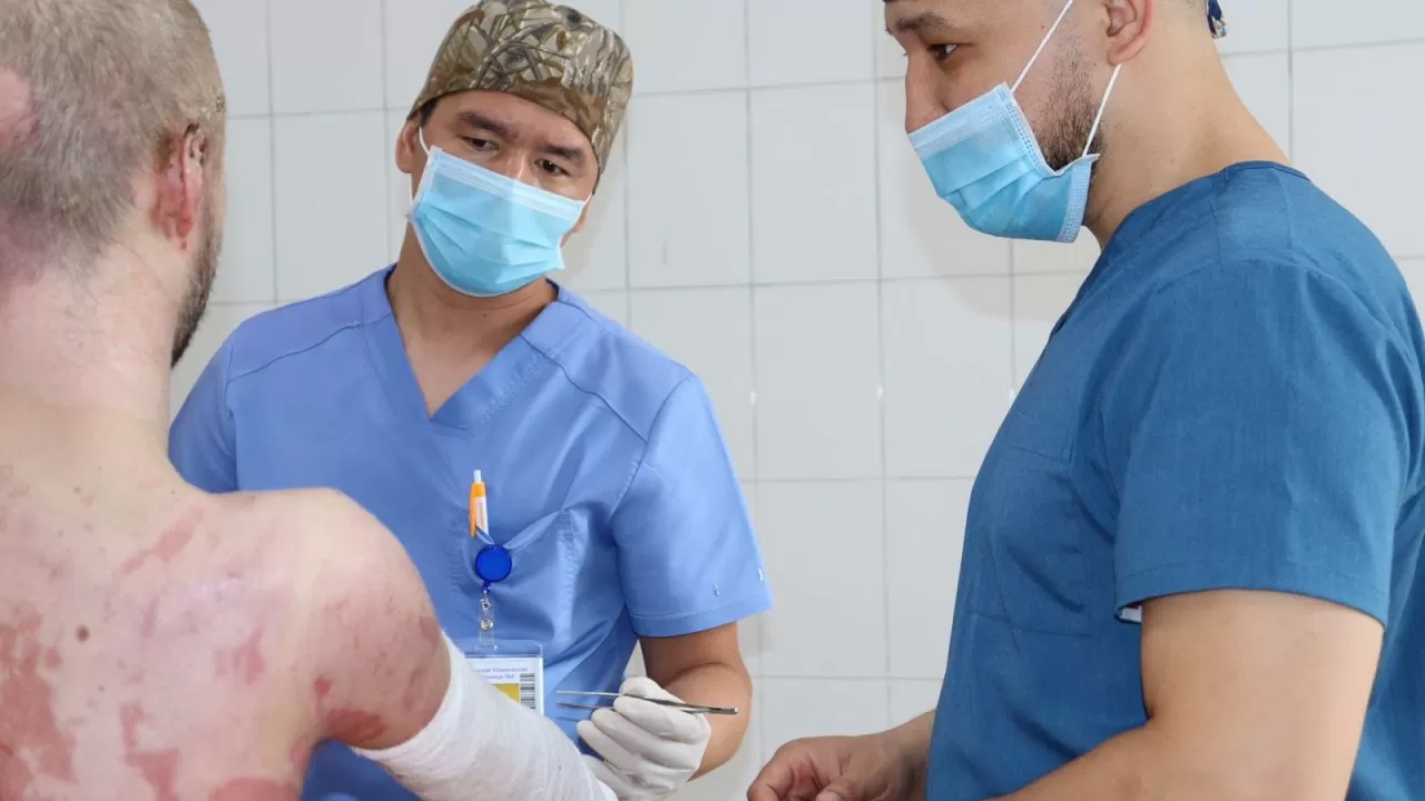 Врачи в Алматы спасли пациента с 94%-ным ожогом тела