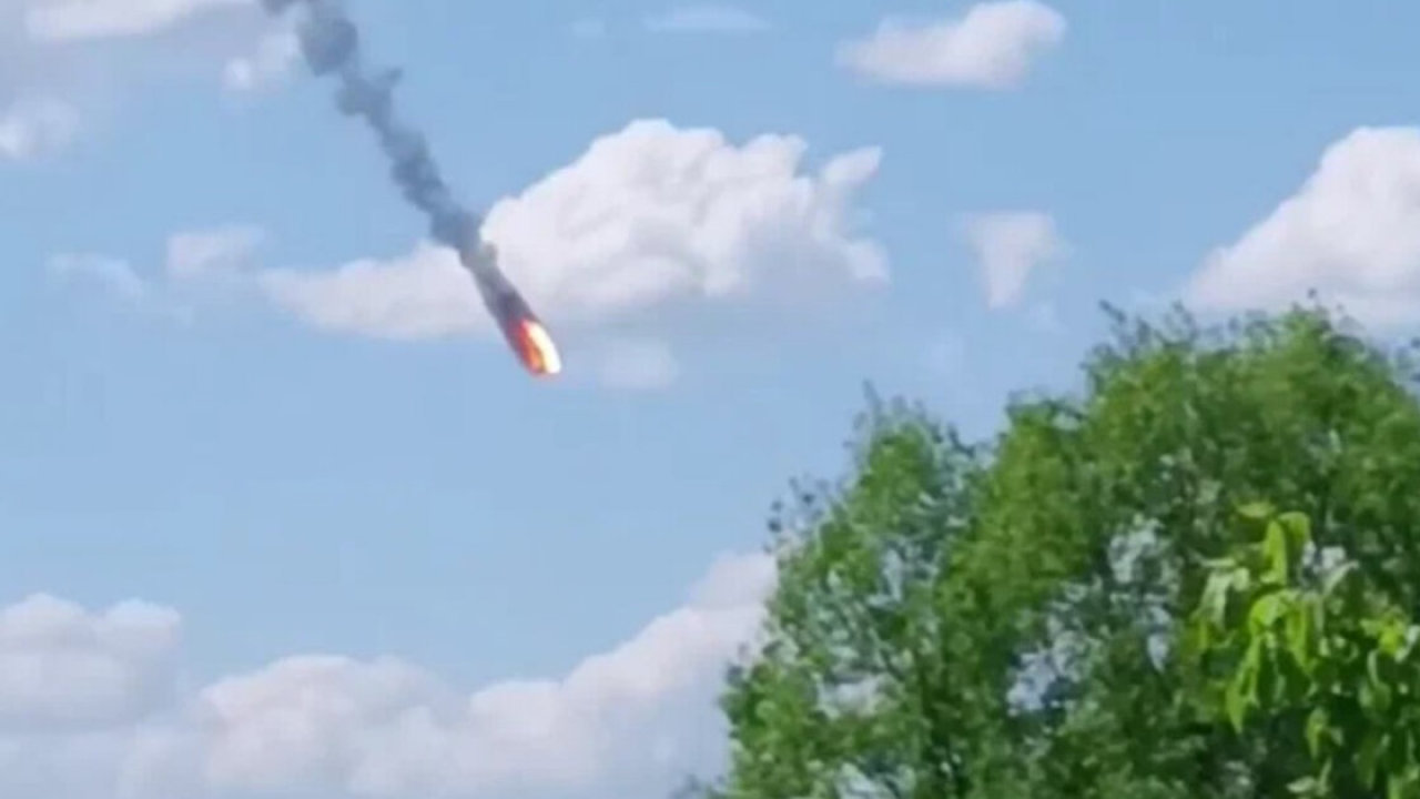 Второй сбитый самолет. Истребители России. Истребитель бомбит. Падающий вертолет.