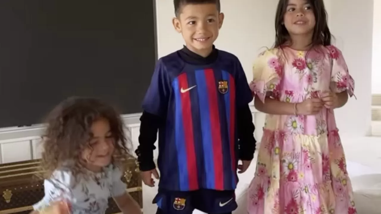 Джорджина показала сына Роналду в футболке "Барселоны"