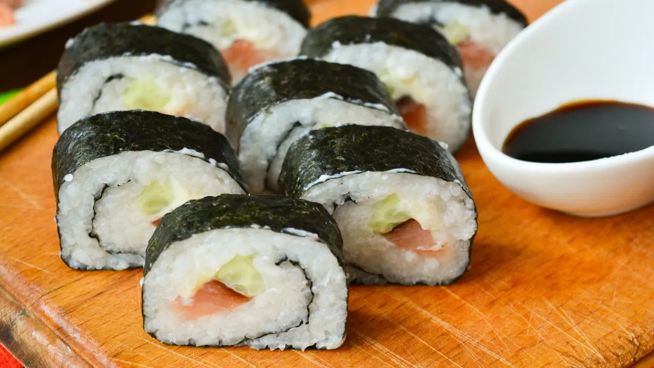 При каких заболеваниях вредны суши и роллы?