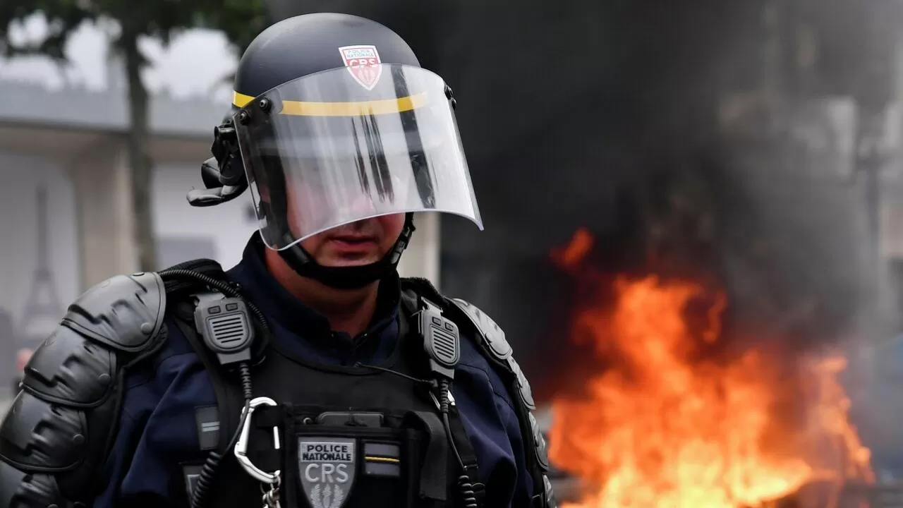 В Париже применили слезоточивый газ против климатических активистов