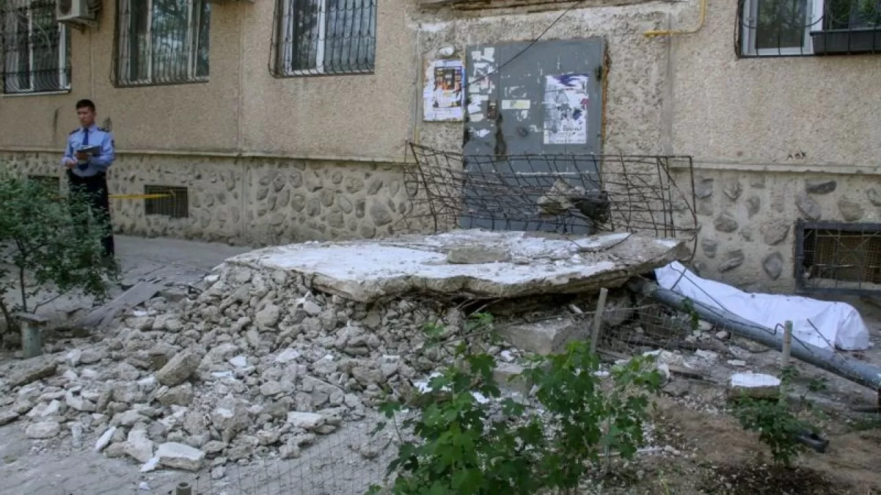 В Актау обрушился бетонный козырек: погиб один и пострадали двое человек