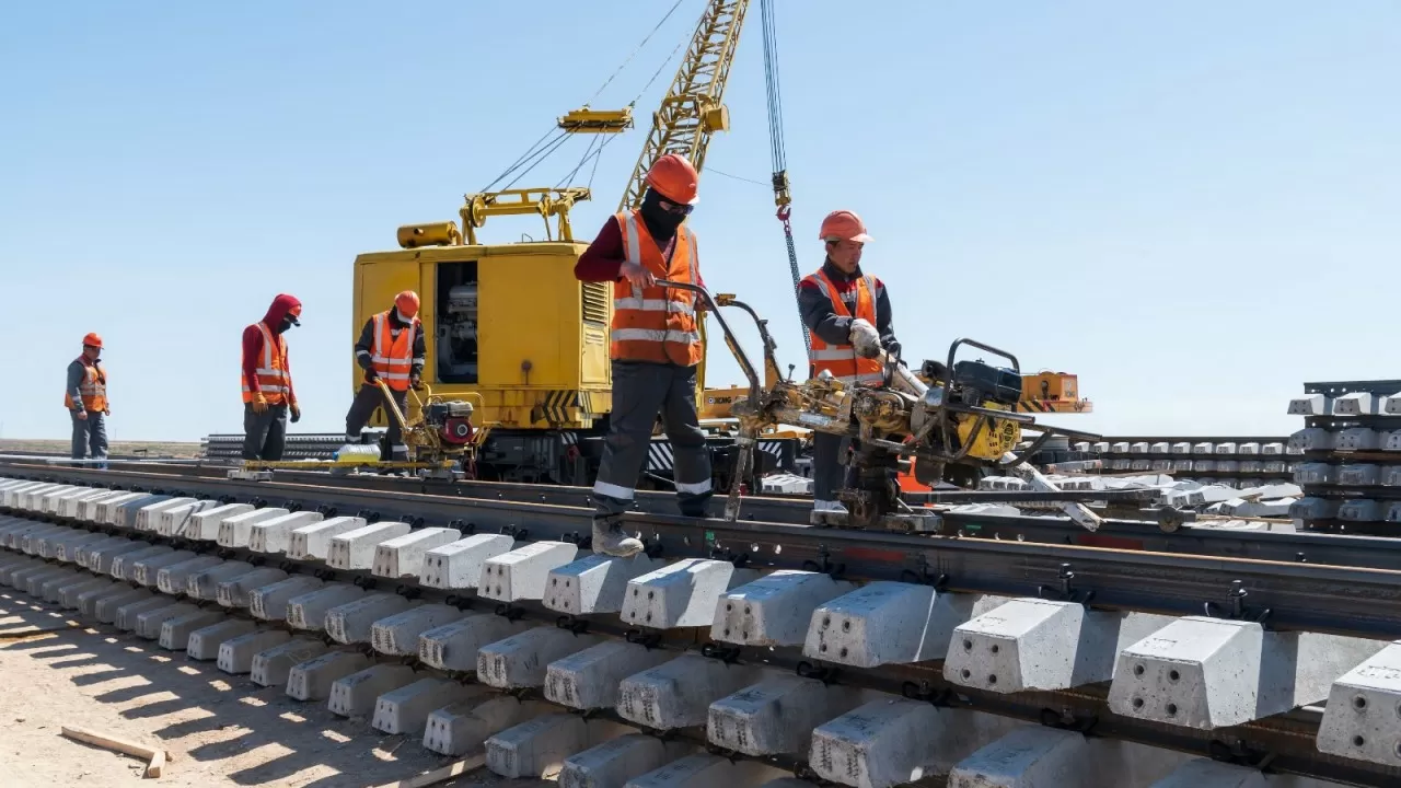 КТЖ вводит ограничения скорости для поездов из-за ремонта путей