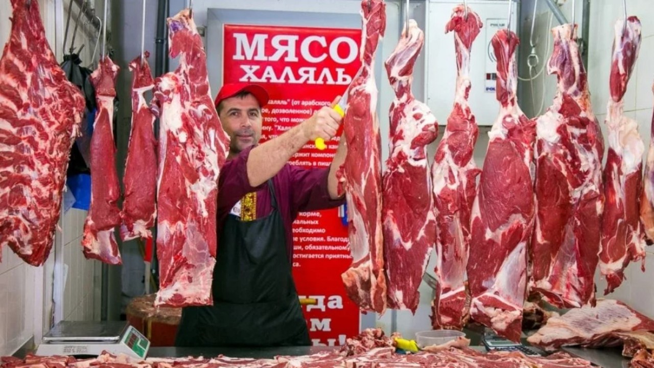 Мясной магазин халяль. Центральный рынок Новосибирск мясо Халяль. Реклама для магазина мясо Халяль. Говядина Халяль.