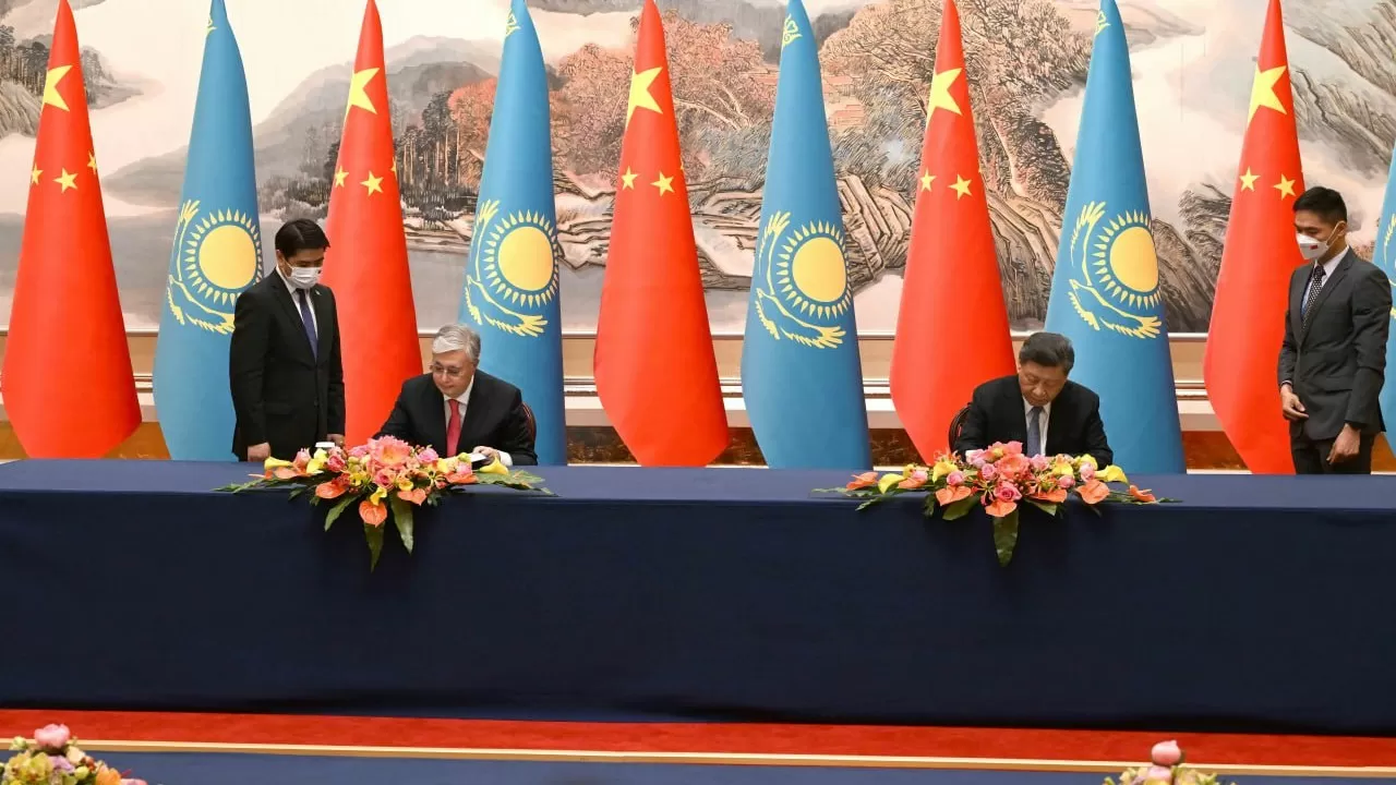 Токаев и Си Цзиньпин подписали соглашение о взаимном освобождении от визовых требований