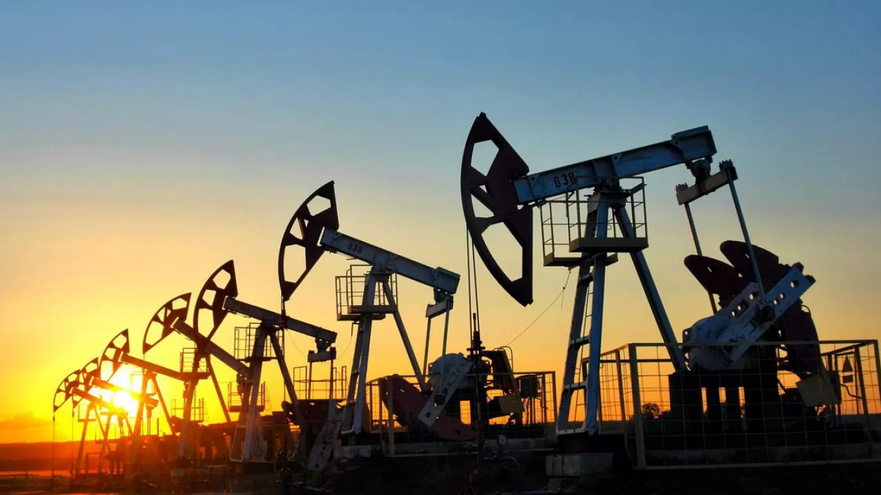 Девять стран ОПЕК+ начали добровольное снижение добычи нефти