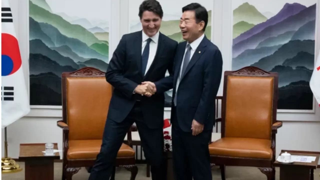 Премьер-министра Канады раскритиковали за расставленные для фото ноги