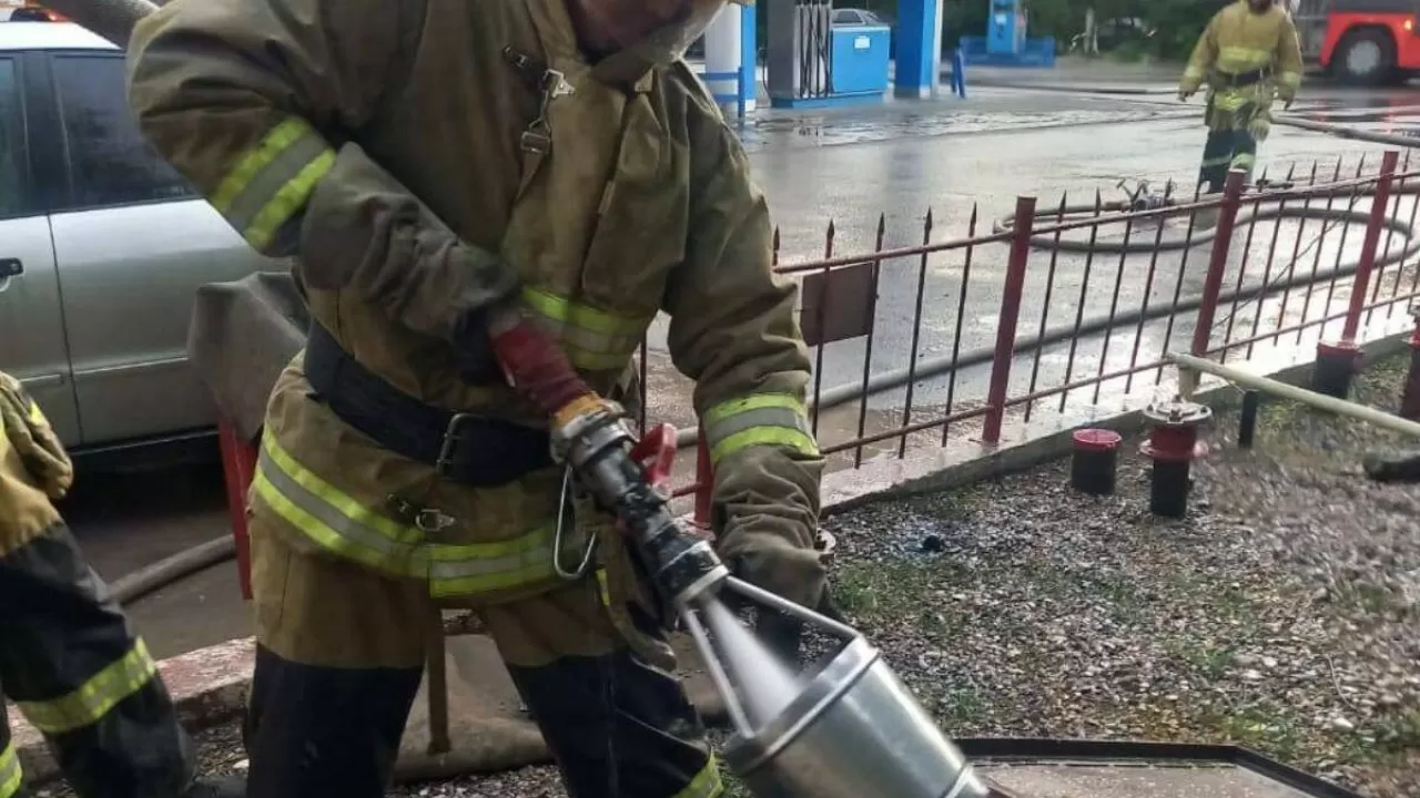 Молния попала в резервуар с топливом на АЗС в Шымкенте 