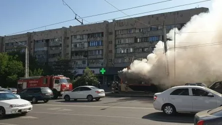 В Алматы загорелся киоск по продаже бургеров