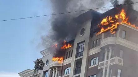 Полицейские эвакуировали 25 человек из охваченного пожаром многоэтажного дома в Атырау