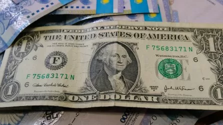 Тенге немного ослаб по отношению к доллару