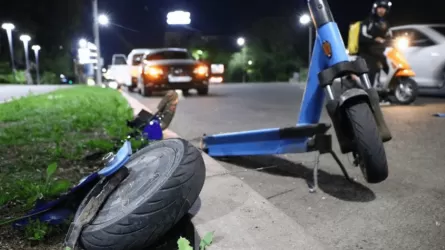 Алматыда мотоцикл самокатпен соқтығысты: бір адам қаза тапты
