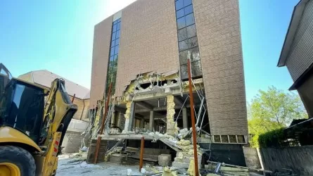 В Алматы сносят незаконно построенное здание