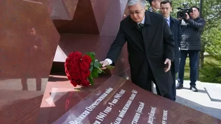 Токаев возложил цветы к мемориалу воинам-казахстанцам во Ржеве