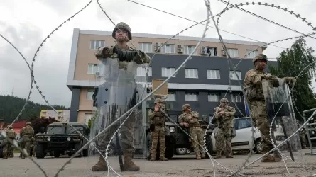 Шабуылдаған сербиялықтар НАТО ұрыс техникасына «Z» әрпін салып жатыр 