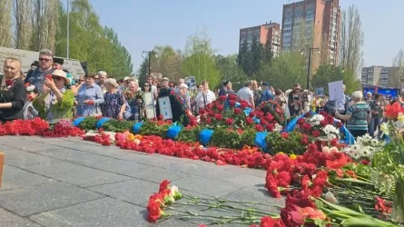 Тысячи людей пришли к мемориалу Славы в Усть-Каменогорске