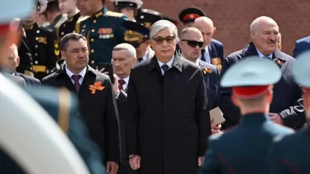 Токаев посетил военный парад по случаю Дня Победы