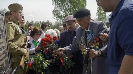 Военные устроили праздник для ветеранов ВОВ в Алматы