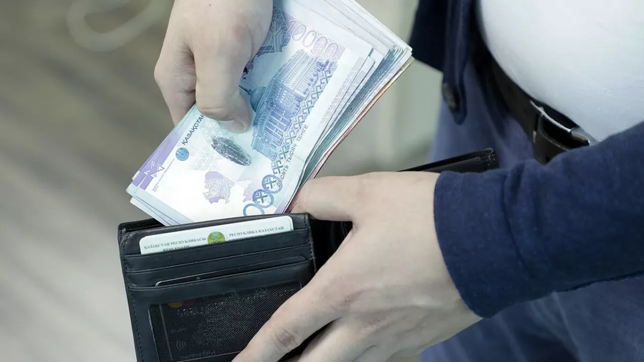 Астанада полиция командирі ірі көлемде пара беруге жәрдемдесті деп күдіктелуде