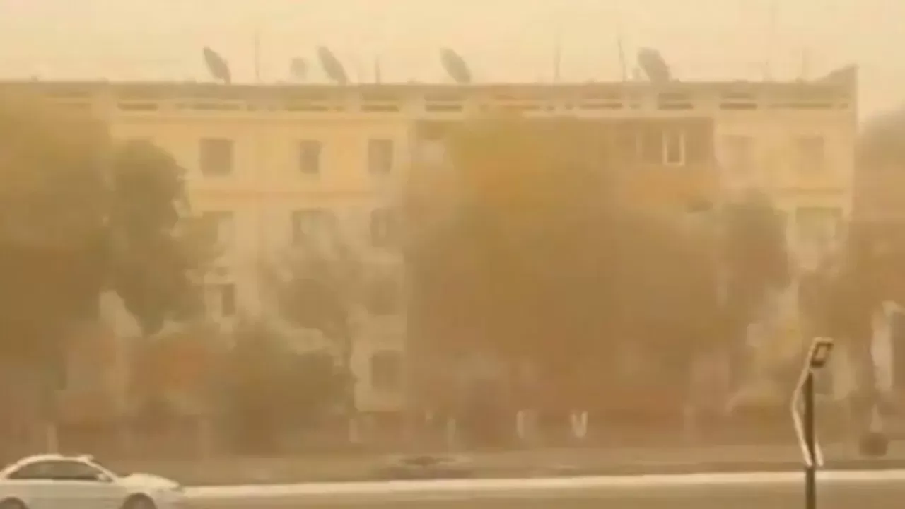 Пыльные бури оставили без электричества десятки тысяч людей в Узбекистане
